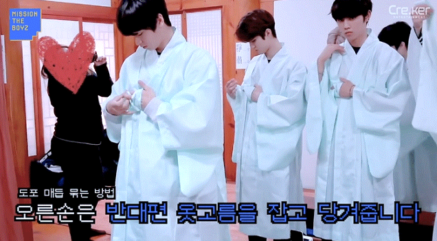 아투 앞두고 예절 공부한 더보이즈.gif | 인스티즈