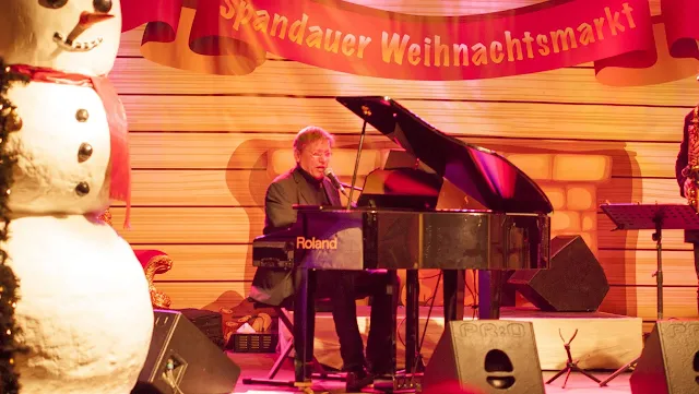 Piano player at the Christmas Market in Spadau, Germany