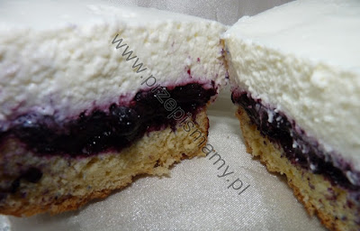 Ciasto z frużeliną jagodową i śmietaną Ciasto z frużeliną jagodową i śmietaną