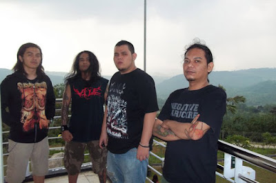 Biografi Siksa Kubur Biografi Siksa Kubur SIKSA KUBUR pertama kali di bentuk pada bulan juli 1996 dengan formasi awal, yaitu Japra pada (vocal), Andyan gorust pada (Drum), Ade godel pada (gitar), Burgenk pada (Bass). Nama Siksa Kubur diambil dari band yang menjadi influence atau tolak ukur mereka dalam bermusik yaitu Sepultura yang memiliki arti kuburan. Dibulan juli hingga september tahun 1996 Siksa Kubur mulai masuk studio rekaman yang bernama "K-studio" dan mengemas 9 lagu yang dituangkan dalam sebuah album yang di beri nama "The Carnage" yang dirilis dan didistribusikan oleh "Extreme Soul Production" dalam sebuah kaset & CD. Album ini mendapat tanggapan yang positif dari kalangan pemerhati musik underground khususnya,album ini terjual 1000 keping CD & 500 copy kaset. Di tahun 2001 Siksa Kubur kembali mengeluarkan sebuah album yang memilki judul "Back To Vegeance" yang didistribusikan oleh "Rottrevore Records" dalam sebuah format kaset, penjualan album ini termasuk fantastis dalam kurun waktu 1 bulan telah terjual 750 copy kaset. Dan melalui album ini Siksa Kubur mulai merambah event- event di Indonesia khususnya dipulau jawa hingga bali. Namun setelah album kedua "Back To Vegeance" ini dirilis Ade Godel mengundurkan diri dari Siksa Kubur karena