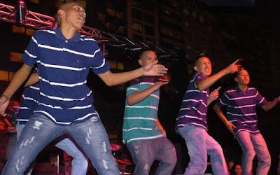 Los Wachiturros Foto de Los Wachiturros bailando en el escenario
