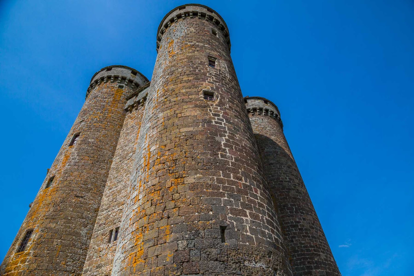 Башни пал. Романский замок донжон. Замковая башня донжон. Романский замок башня донжон средневековья. Башня донжон романский стиль.