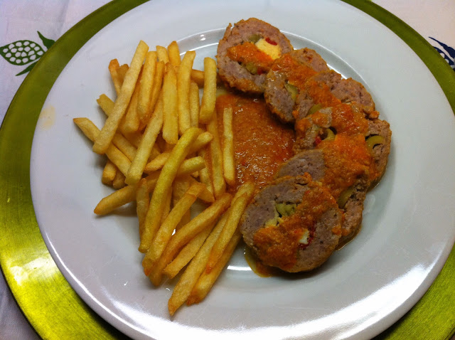  Rollo de Carne con Salsa de Pimientos 