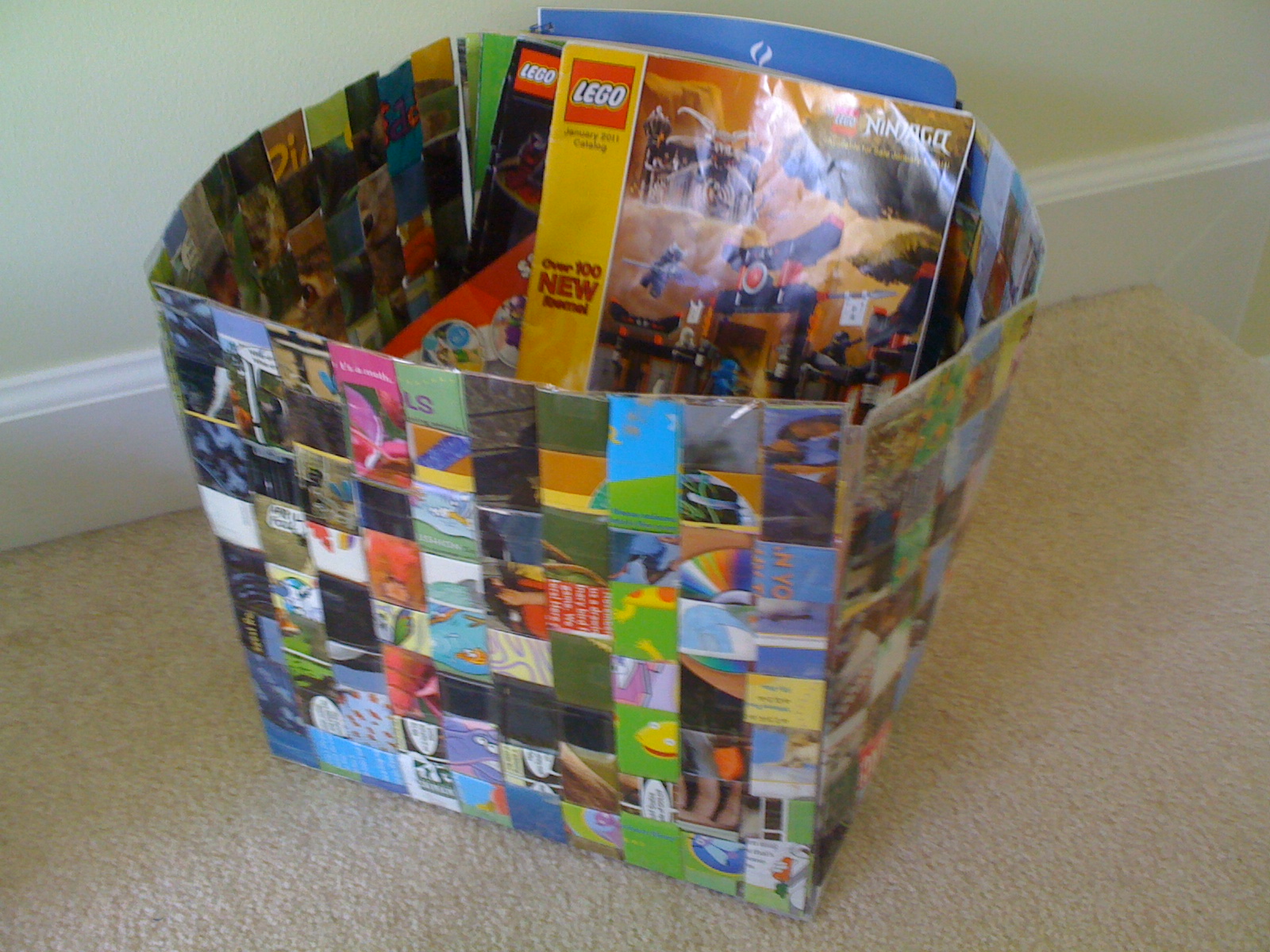 CasaLupoli Create a Storage Bin using Woven Recycled Magazines