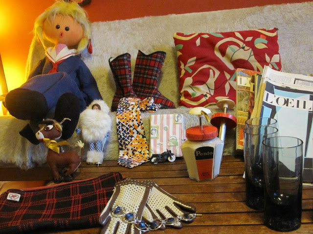 geant doll , gogo boots sleepers , vintage pillow , Pento , card rack 1950 50s 1960 60s 1970 70s atomic mid century l oeil magazines vintage glasses