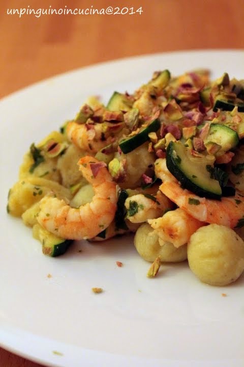 gnocchi di patate ai pistacchi con zucchine e gamberi