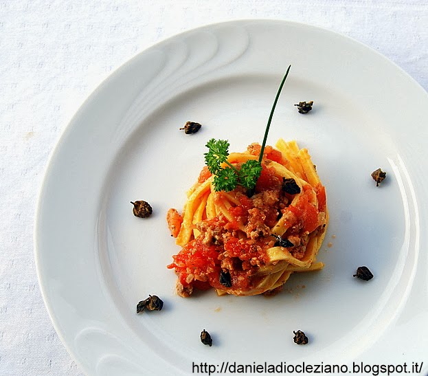 fettuccine al sugo di storione con capperi croccanti