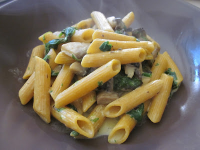 penne cremose alla curcuma, funghi e spinaci