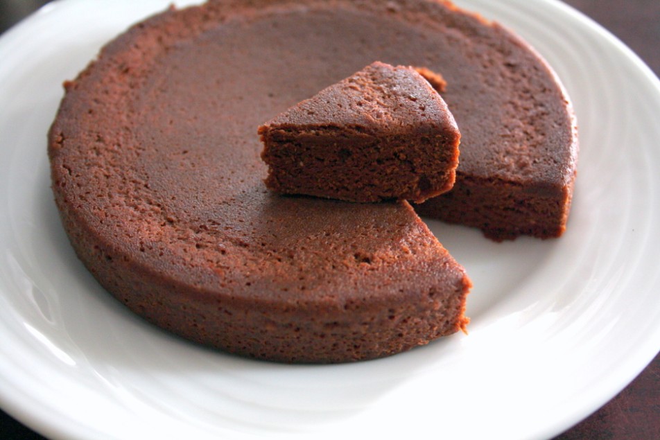 Можно испечь пироги в микроволновке. Шоколадный бисквит в микроволновке. Бисквит с какао. Шоколадный бисквит за 5 минут. Какао бисквит в микроволновке.