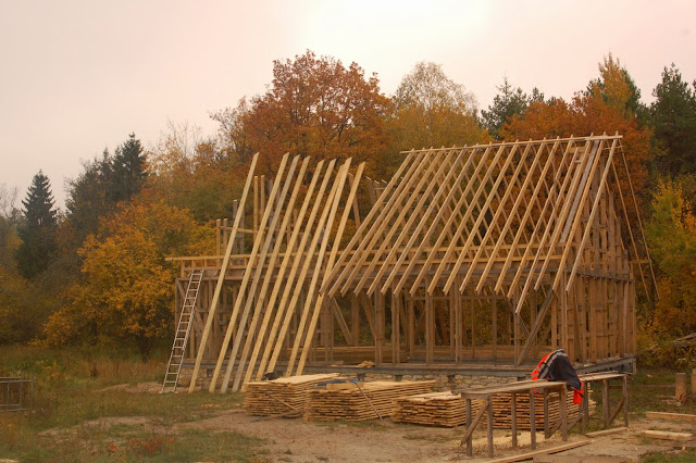 Konstrukcja-drewniana-domu-z gliny