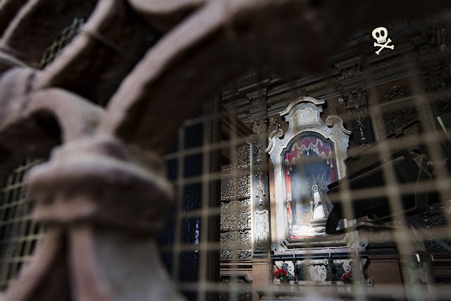 Capilla del osario de San Bernardino tras las verjas del Callejón homónimo.