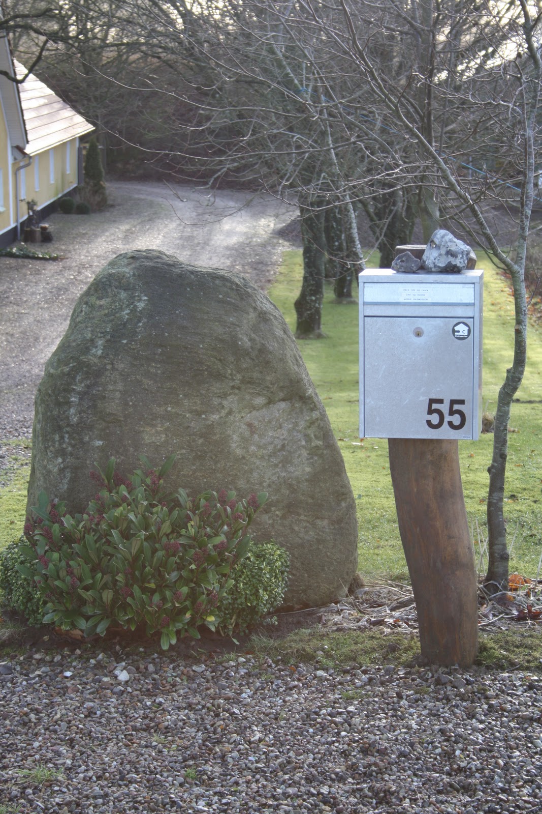 Dalgaardens Have: Postkassen-op-til-vejen"