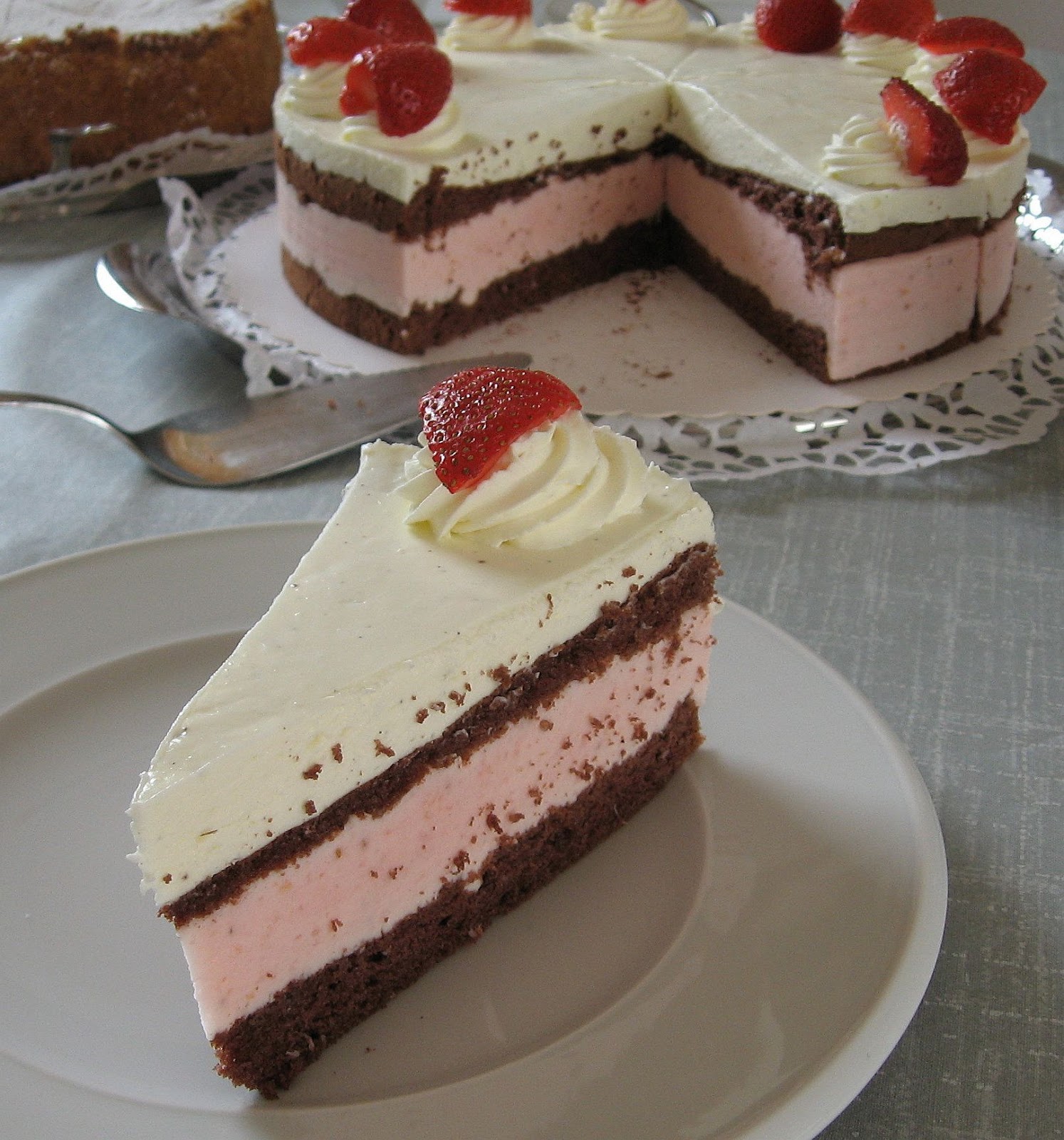 Kate, Küche und mehr...: Erdbeer-Quark-Mousse-Torte