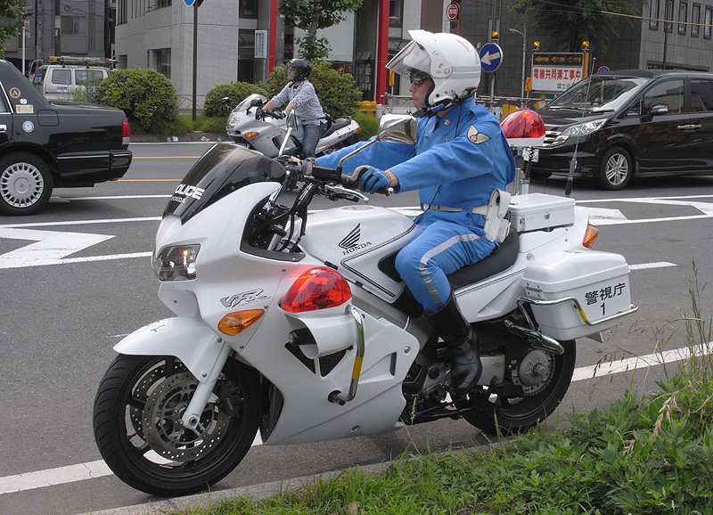 Японский мотоцикл 8. Honda VFR 800 Police. Honda VFR 800 Police Japan. Honda VFR 800 полицейский. Honda VFR 800 Interceptor Police.