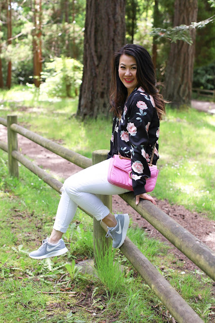Sneakers Style: Bomber Jacket and Nike Sneakers Sneakers Style: Bomber Jacket and Nike Sneakers