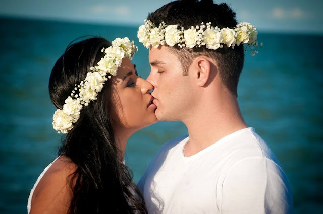Ensaio de fotos de casal noivos na praia coroa de flores