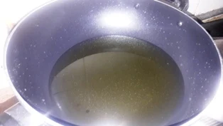 heat-oil-in-the-wok