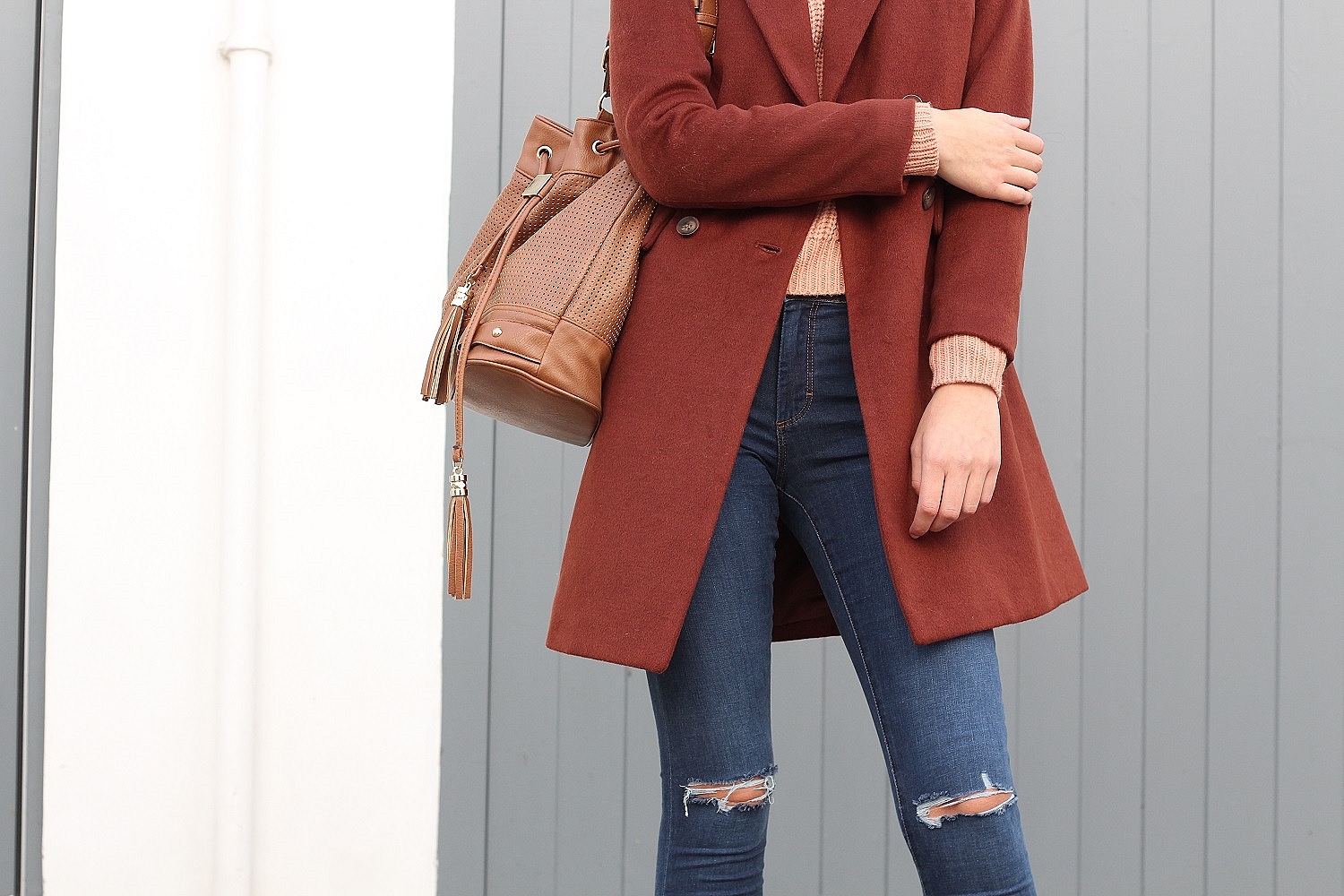 peexo fashion blogger wearing rust coat and autumn colours