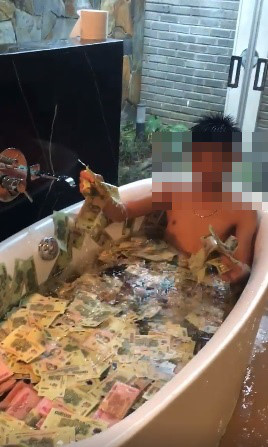 Phản cảm hình ảnh tắm cùng tiền của 'thiếu gia nhà giàu' - Ảnh 3 Phan cam hinh anh tam cung tien cua 'thieu gia nha giau' - Anh 3