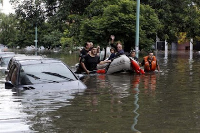 Tres muertos por inundaciones en Argentina