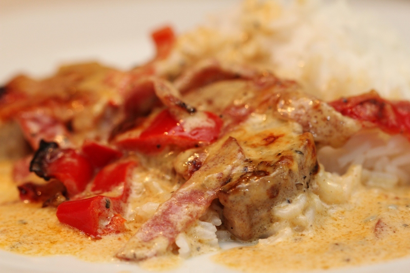 Två små kök Fläskfilé i ugn med paprika, salami och cambozolagrädde