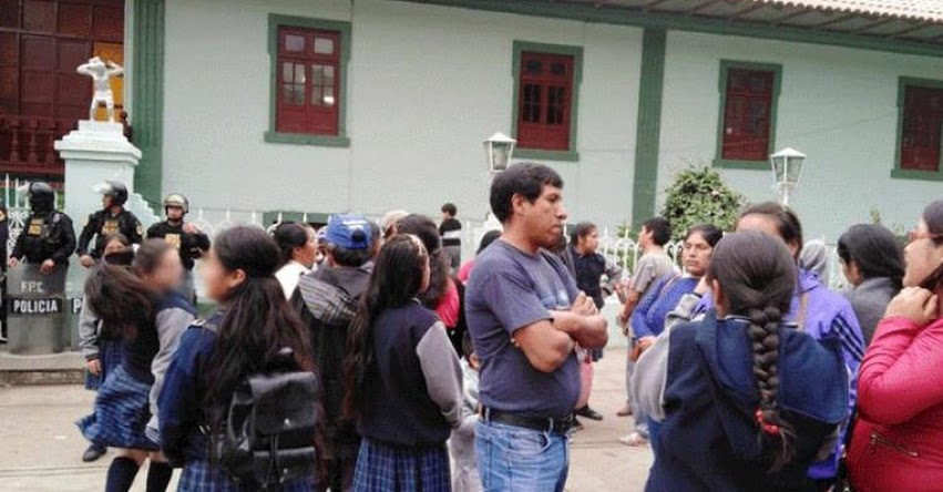 Escolares de Cajamarca se quedan sin fiesta de promoción y denuncian a tesorero el robo de 13 mil soles Escolares de Cajamarca se quedan sin fiesta de promoción y denuncian a tesorero el robo de 13 mil soles
