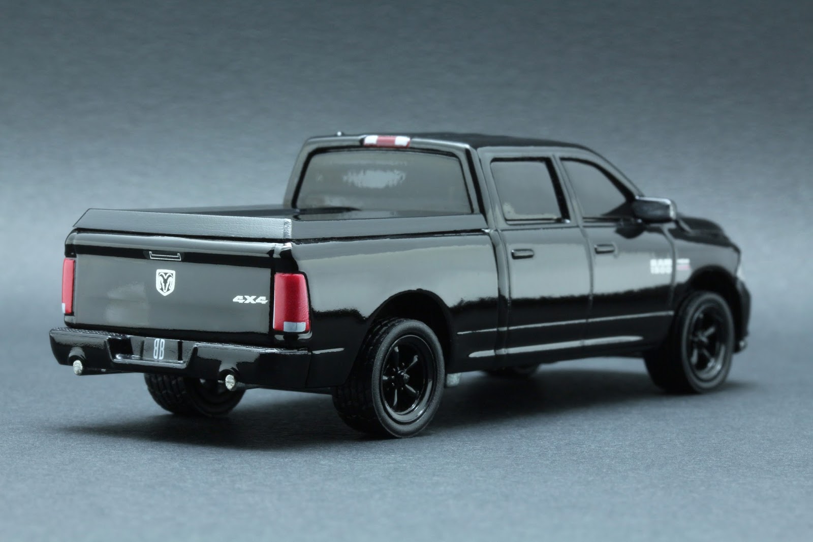 diecast-hobbist-2014-dodge-ram-1500-sport