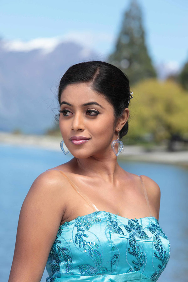 Tamil Actress Hotpicz Poorna Hot