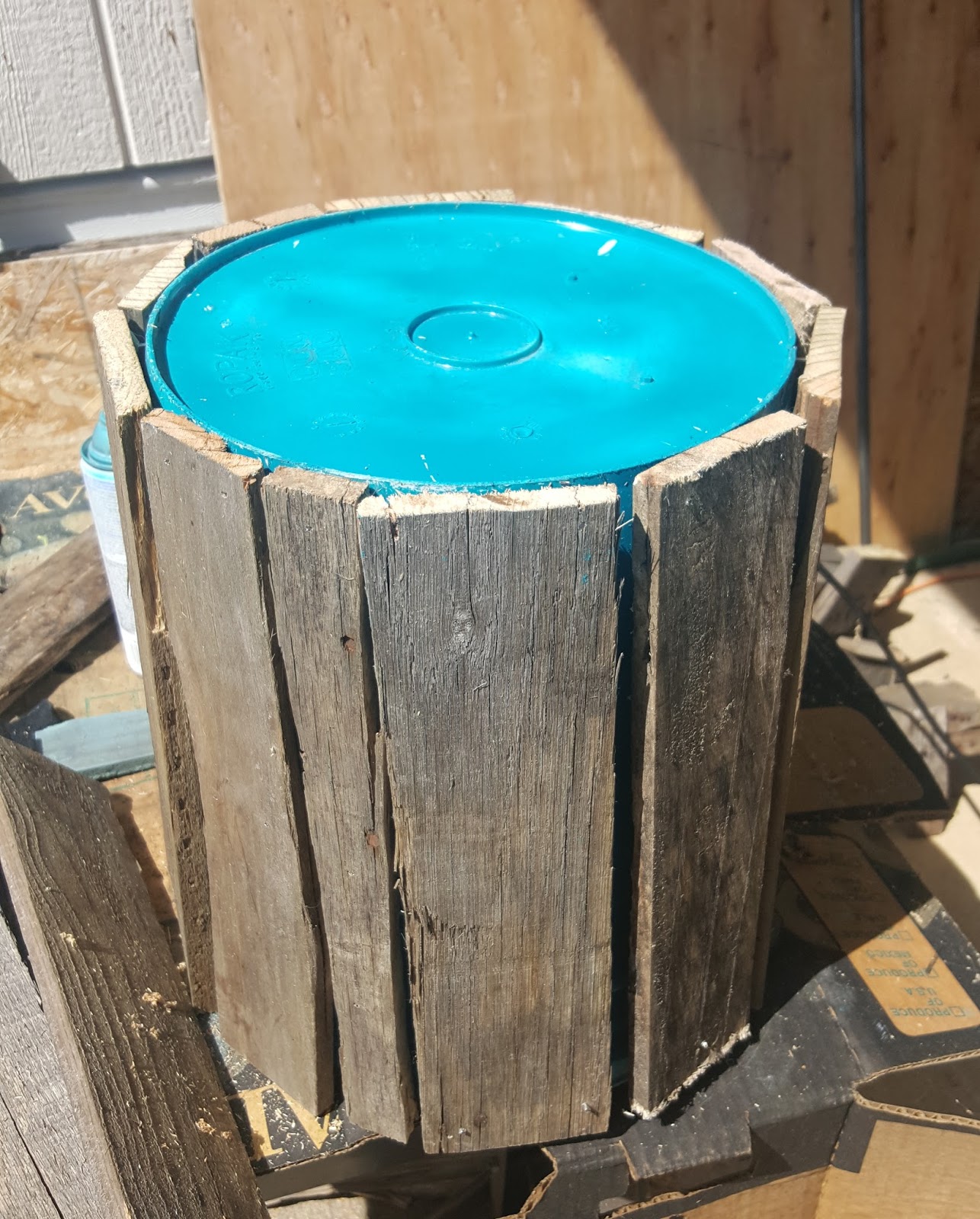 Make The Best of Things: Five Gallon Blingy Bucket Table DIY