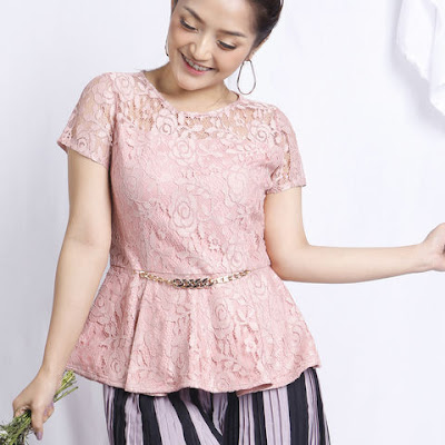 trend fashion baju artis 2019 Siti Badriah dress brukat 2019 siti badriah