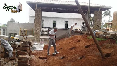 Bizzarri preparando a fundação para fazer a concretagem da base para a execução da escada de pedra folheta.