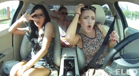 Девушка поет в машине песню