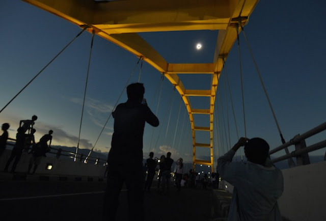 Foto Gerhana Matahari Total dilihat dari Teluk Palu - Sulawesi Tengah 09-Maret-2016 Inilah Foto-Foto Gerhana Matahari Yang Indah Dan Menakjubkan