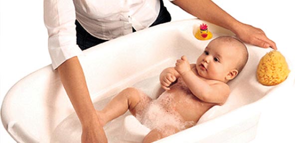 Можно ли купать ребенка после прививки? Мнение врачей и мам