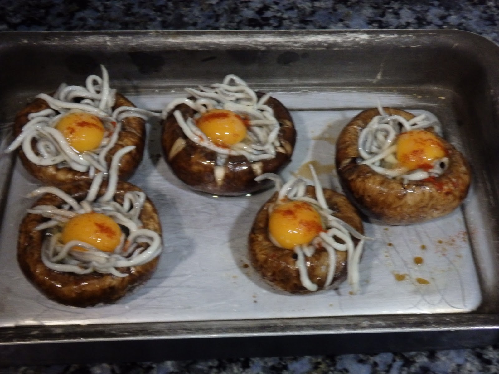 OSUKAA IS COOKING PORTOBELLOS RELLENOS DE GULAS AL AJILLO Y HUEVO DE