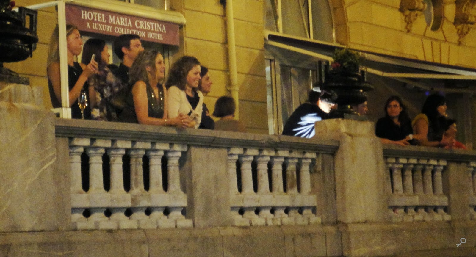 Balcones del hotel María Cristina, esperando a Orlando Bloom