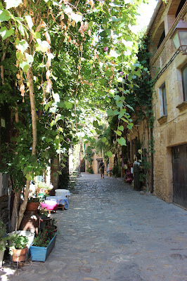 Calles empedradas de Peratallada. Pueblo medieval de Peratallada