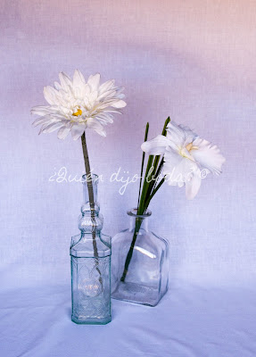 Flores de tela blancas en recipientes de cristal