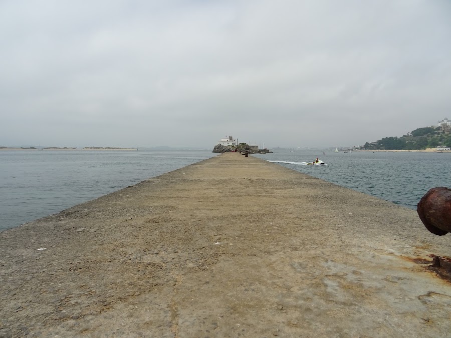 Muelle de Piedra con Isla de La Torre al fondo