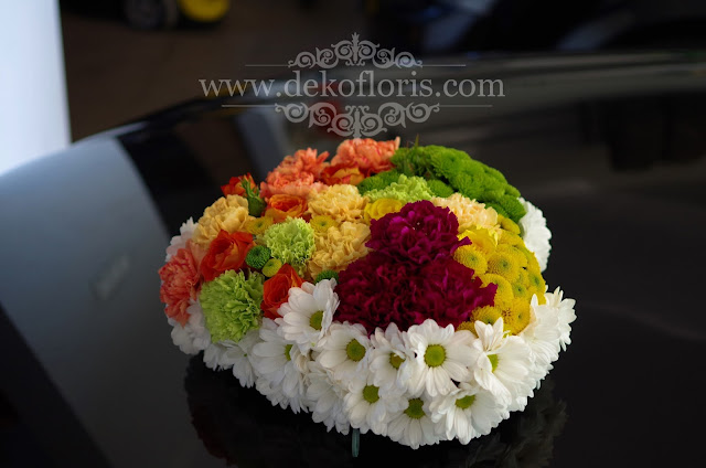 Kolorowa dekoracja samochodu na ślub - serce z kwiatów