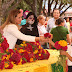 Donan flores mano de león y cempasúchil en la explanada de La Casa de Ladrillo a toda la ciudadanía 