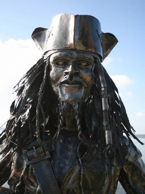 2b-Jack-Sparrow-Pirates-of-the-Caribbean-Johnny-Depp-2.1m-Giganten-Aus-Stahl 