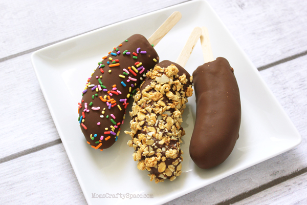 Chocolate dipped banana pops and homemade Magic Shell topping recipe from MomsCraftySpace.com