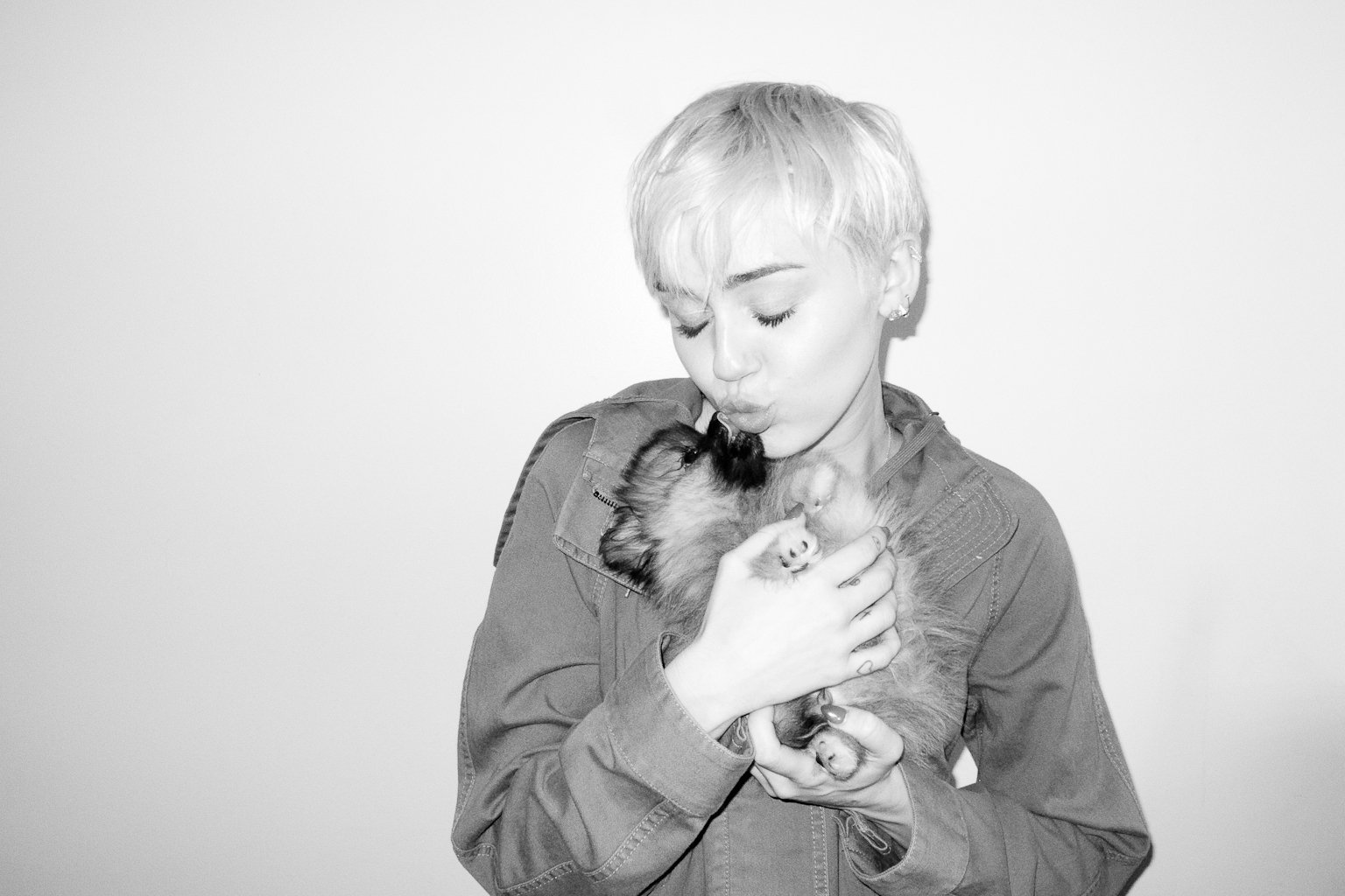 Miley Cyrus Personal Photos Hacked.