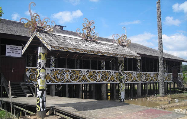 Rumah Adat Kalimantan Timur (Rumah Lamin) dan Penjelasannya