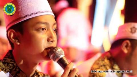 Lirik Lagu Santri Bukan Artis - Gus Azmi feat. Hendra ...