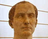 Fuente: De Carole Raddato from FRANKFURT, Germany - Naples National Archaeological Museum, CC BY-SA 2.0, https://commons.wikimedia.org/w/index.php?curid=37880256 Busto de Julio César