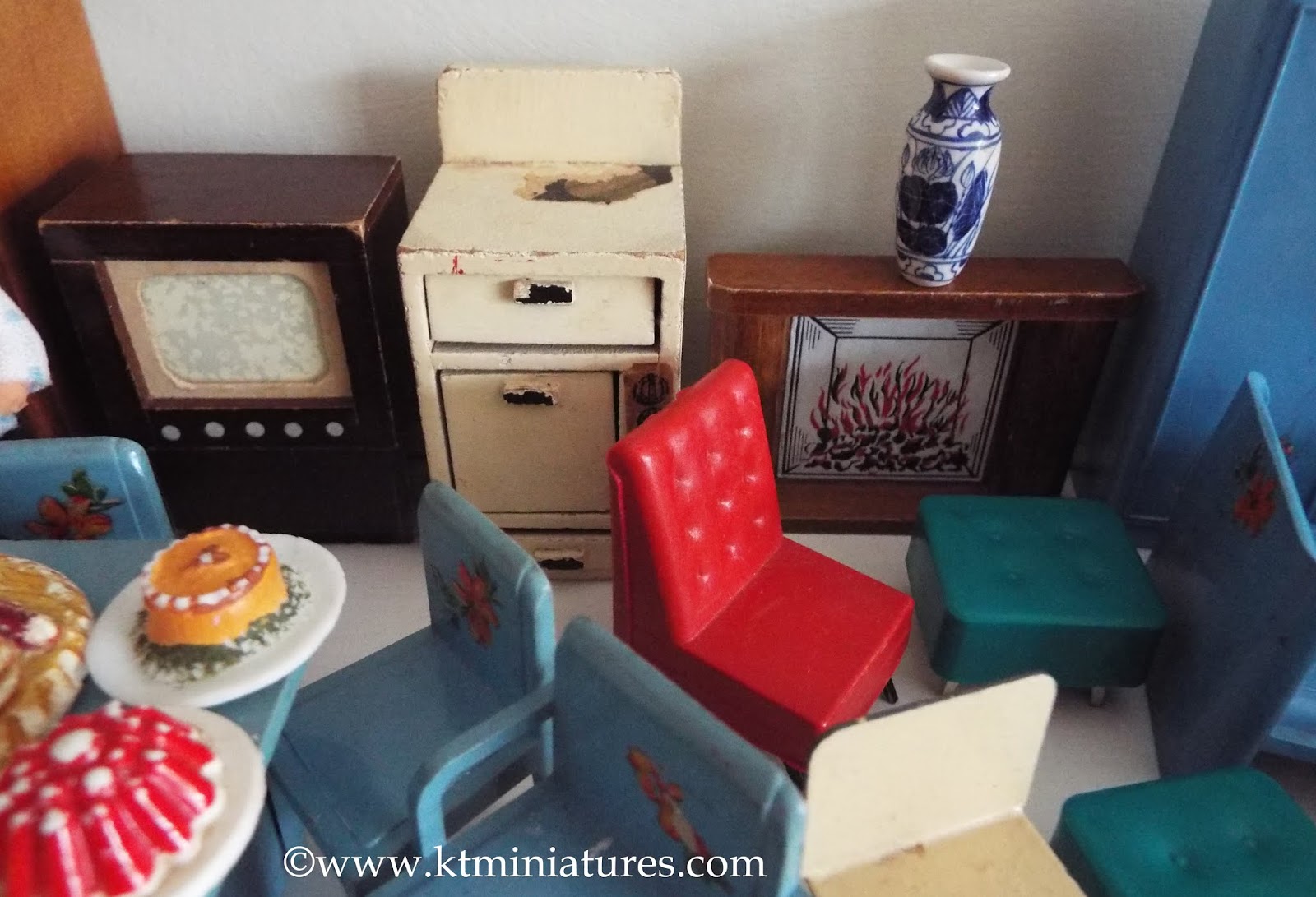 KT Miniatures Journal Assorted Vintage Dolls House Items In Aid Of