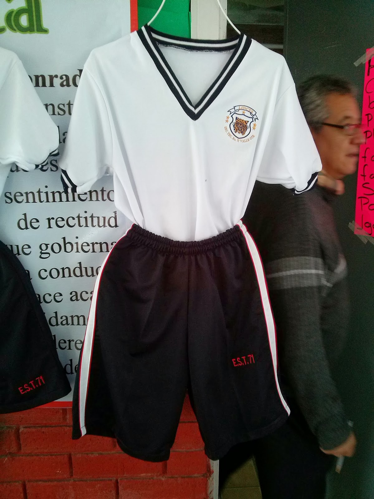 NUEVOS UNIFORMES SECUNDARIA TÉCNICA No 71 