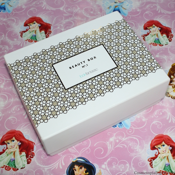 Here is my review and unboxing of the LookFantastic October 2015 beauty box, their first Christmas box. 